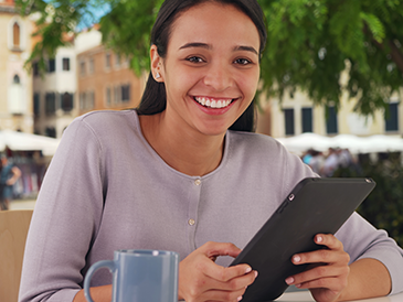 A woman read Noticias on her iPad