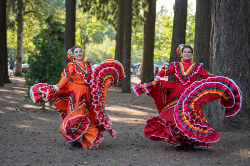 El Grito dancers