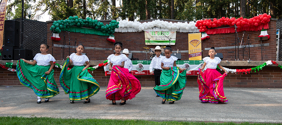 Kids performing a dance in costume at El Grito