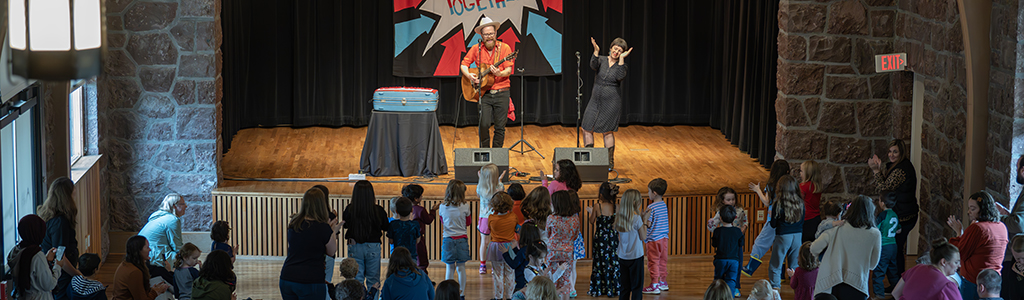 Red Yarn & Miss Jessie perform